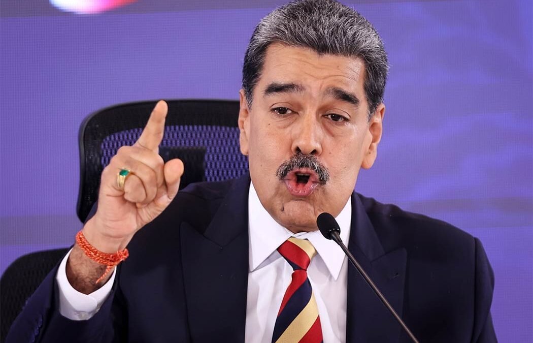 Maduro anuncia despliegue de militares en comunidades para enseñar «manejo de armas»