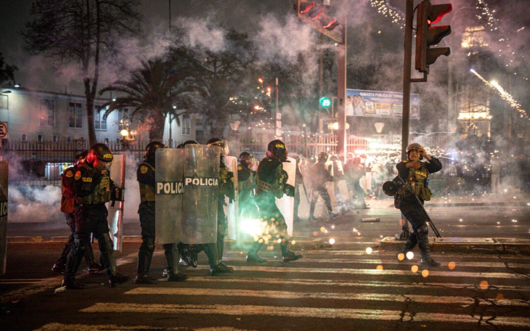 Primer ministro de Perú promete sanciones a policías y manifestantes tras violencia en Lima