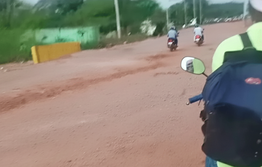 ¡Bajo las Aguas! Torrencial Aguacero Causa Anegaciones y Colapso Vial en Mauroa, Falcón