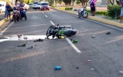 ​¡IMPACTANTE! Motorizado Muere al Chocar por Alcance contra un Chevrolet Aveo en la Avenida Ramón Antonio Medina De Coro