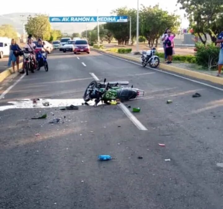 ​¡IMPACTANTE! Motorizado Muere al Chocar por Alcance contra un Chevrolet Aveo en la Avenida Ramón Antonio Medina De Coro