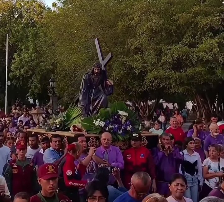 Coro se Viste de Morado: Miles de Fieles Acompañaron al Nazareno en su Tradicional Procesión