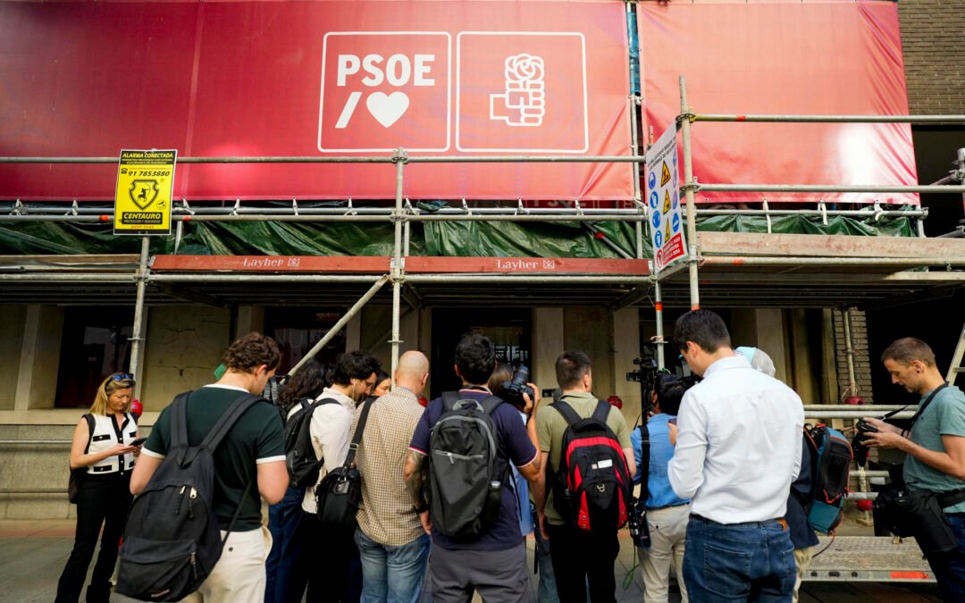 Serenata de protesta en Ferraz: Mariachis irrumpen ante la presencia de la UCO en la sede del PSOE
