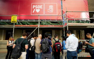 Serenata de protesta en Ferraz: Mariachis irrumpen ante la presencia de la UCO en la sede del PSOE