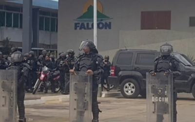 ¡Coro en la Calle!: El Grito Obrero Retumba Frente a la Gobernación de Falcón