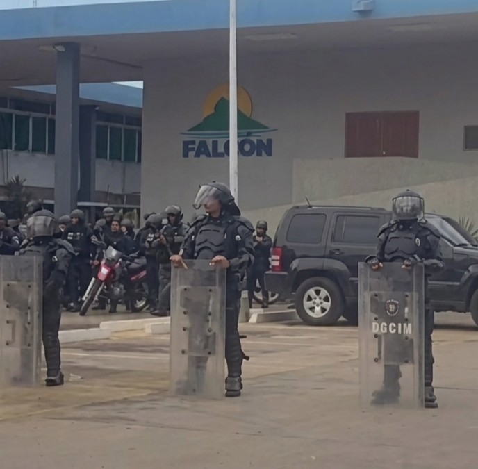 ​¡Coro en la Calle!: El Grito Obrero Retumba Frente a la Gobernación de Falcón