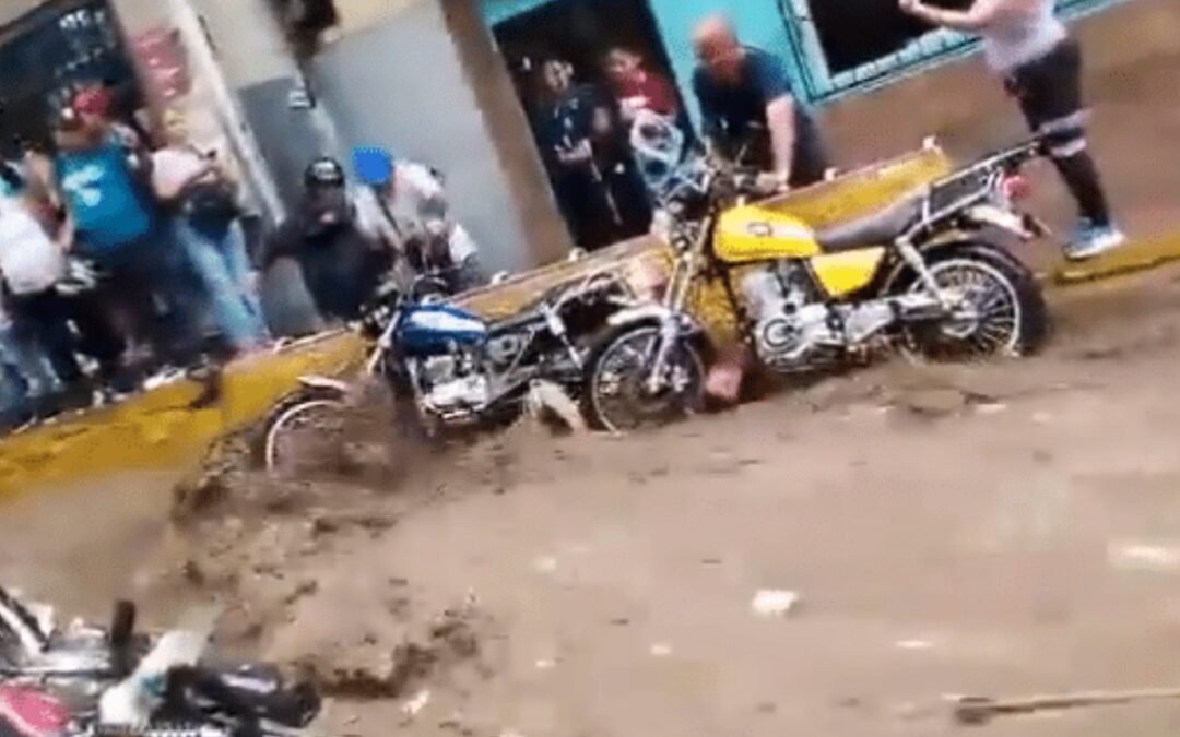 Fuertes lluvias y deslizamientos golpean a Caracas y la autopista Caracas-La Guaira