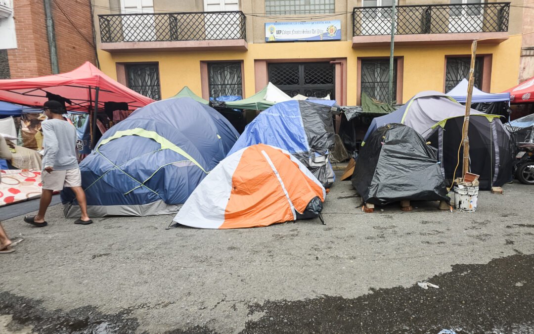 Lluvias torrenciales agravan la crisis de familias refugiadas en carpas en Caracas