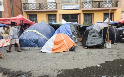 Lluvias torrenciales agravan la crisis de familias refugiadas en carpas en Caracas