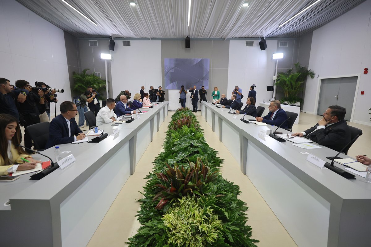 Reunión entre los miembros de la Asamblea de Venezuela 2015 e integrantes actuales