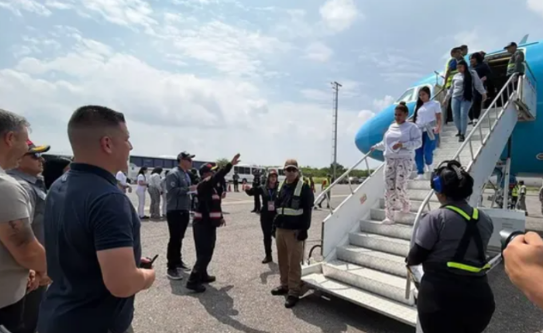 Vuelo 165 de «Vuelta a la Patria» marca la reanudación de repatriaciones desde EE. UU. tras los sismos