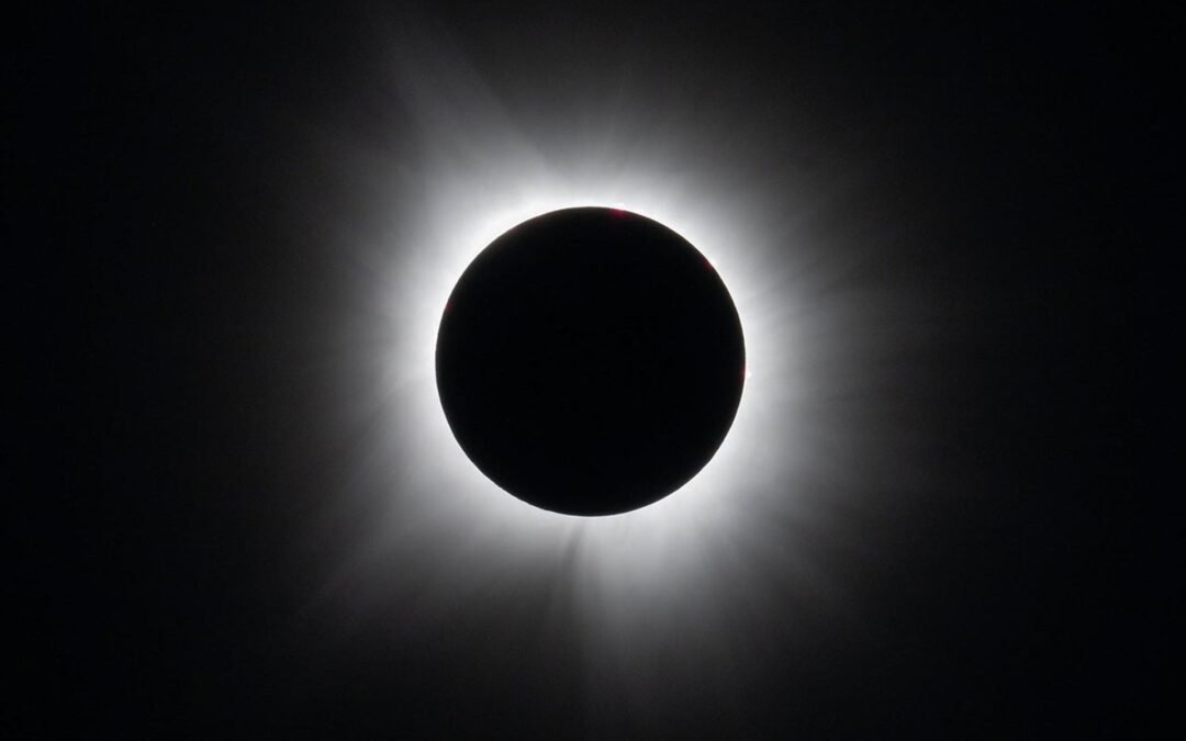 Éxtasis astronómico en España: Un eclipse solar total oscurece la península ibérica y Baleares después de un siglo